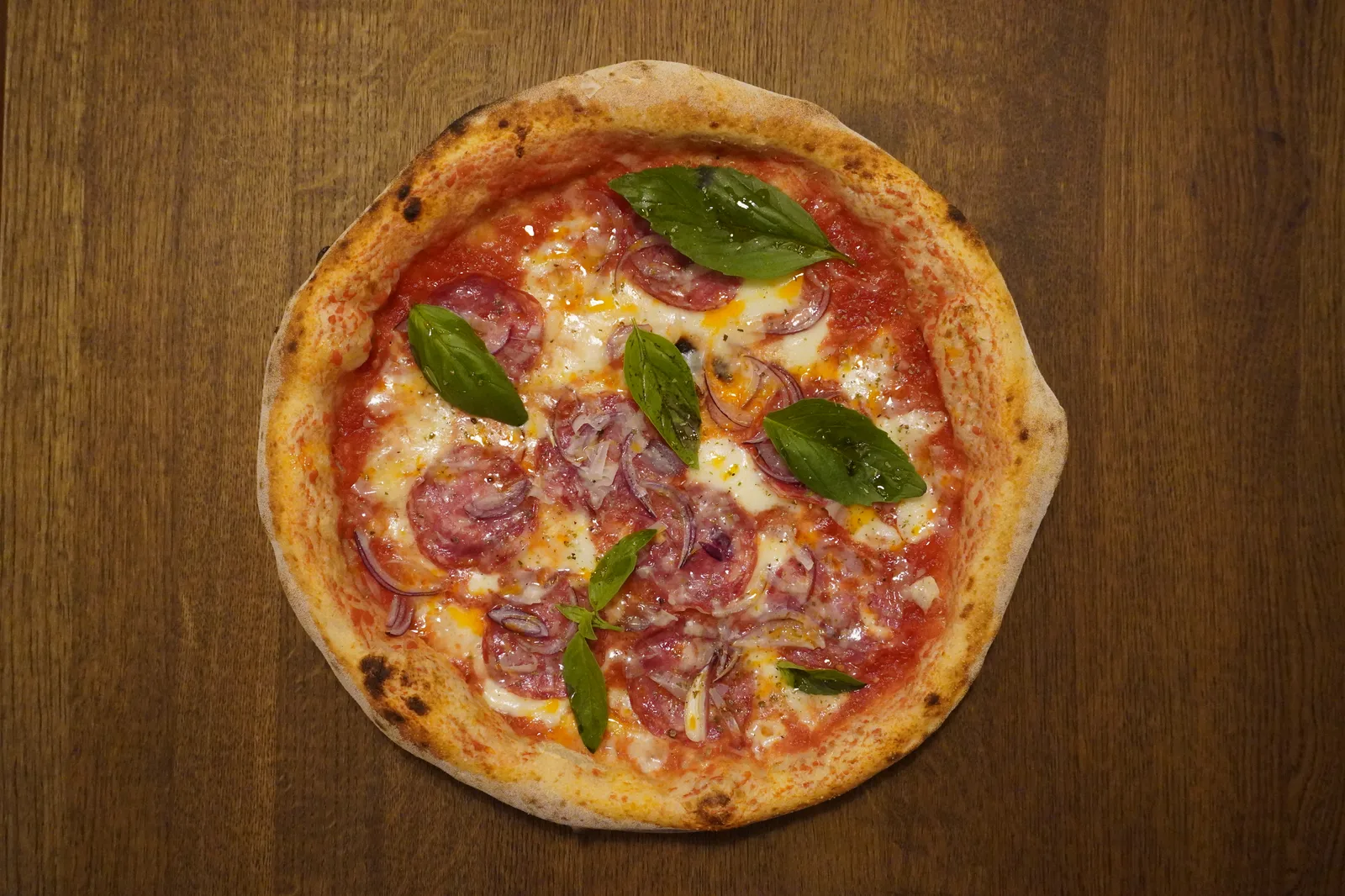 Salame pica ar bazilika lapām
